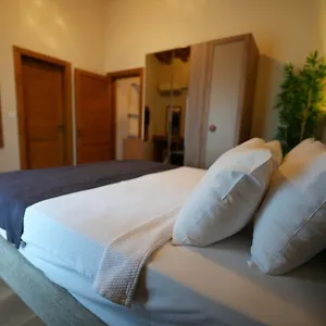  Otel Lal Azure